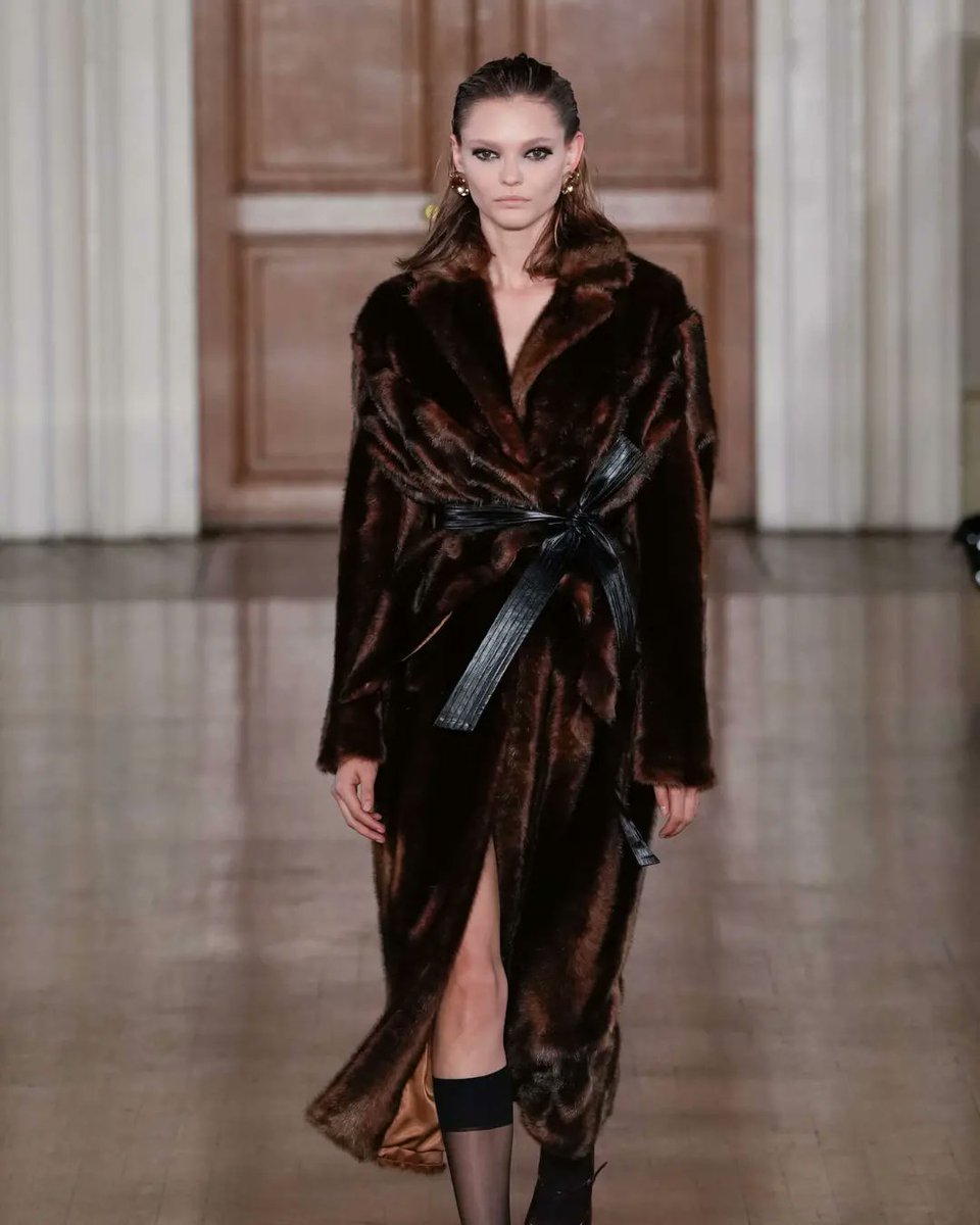 ResponsibleFur's tweet photo. Huishan Zhang
London fashion week
#furfree #fur https://t.co/xmaxwLLlBa