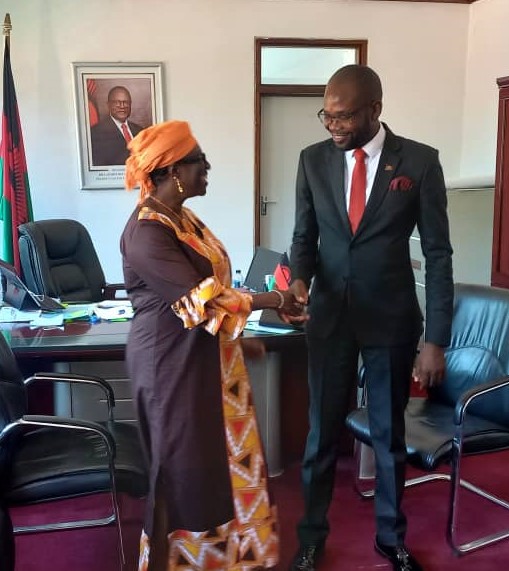 UNMalawi's tweet image. Today, UNRC @beckyadda had a fruitful discussion with Minister of Information, Moses Kunkuyu, highlighting the crucial role of media in advancing SDGs, press freedom, and digitalization. Collaboration with the media is pivotal for progress. #MediaDevelopment #Partnerships