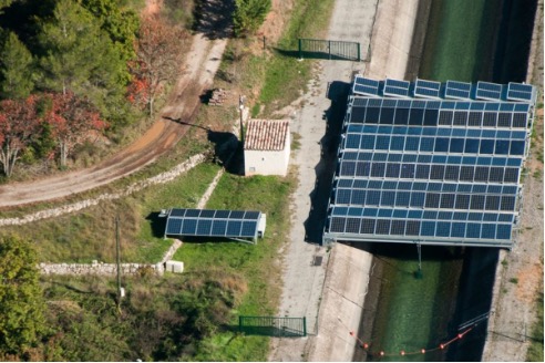 dialecsost's tweet photo. En plena emergència per sequera, climàtica i energètica, la @gencat posa obstacles a plantes solars fotovoltaiques flotants en basses de reg d’Aigües del Segarra—Garrigues que eviten l’evaporació i baixen el preu de l’electricitat als regants https://t.co/DZtH5BR2Ap 

FIL 👇👇1/n https://t.co/hjR7SkR6Sk