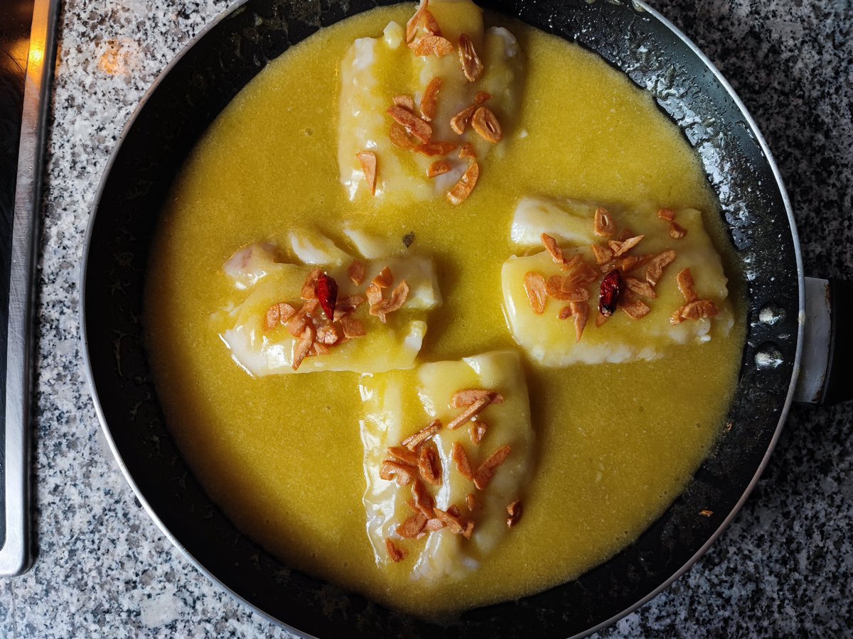 manuelbamar's tweet photo. Bacalao al pil pil. Te lo podrían servir en un restaurante y te caerías al suelo de lo bueno que está https://t.co/XStBzpPjZV