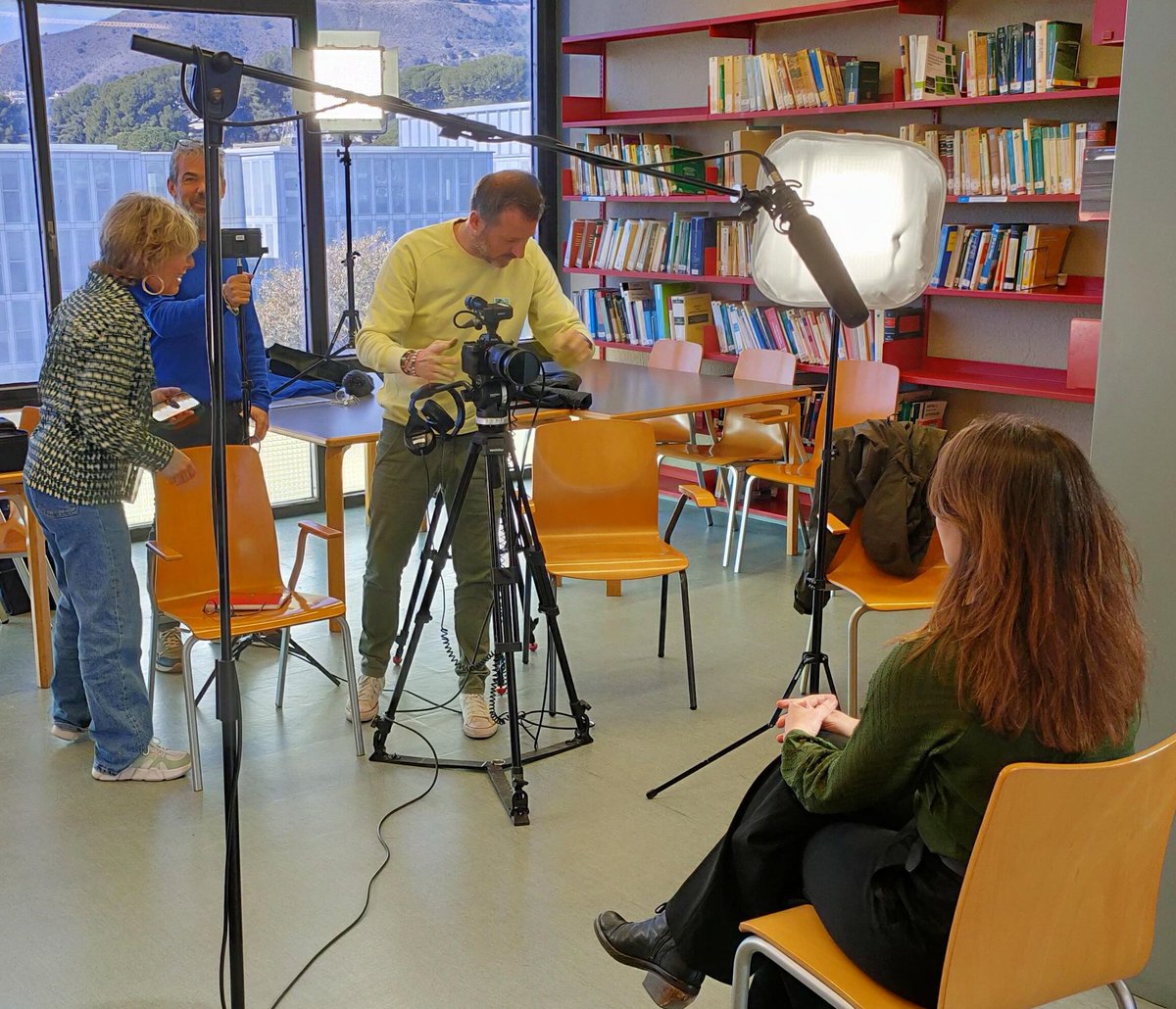 🎦L'equip del programa 30 minuts de TV3 ha vingut al #CRAIBiblioteca de Dret per entrevistar a Sheila González, prof. Ciència Política UB, per un capítol sobre educació 📚Les monografies de ciència política les trobareu a la signatura NB, de la 3a planta tuit.cat/1qkge