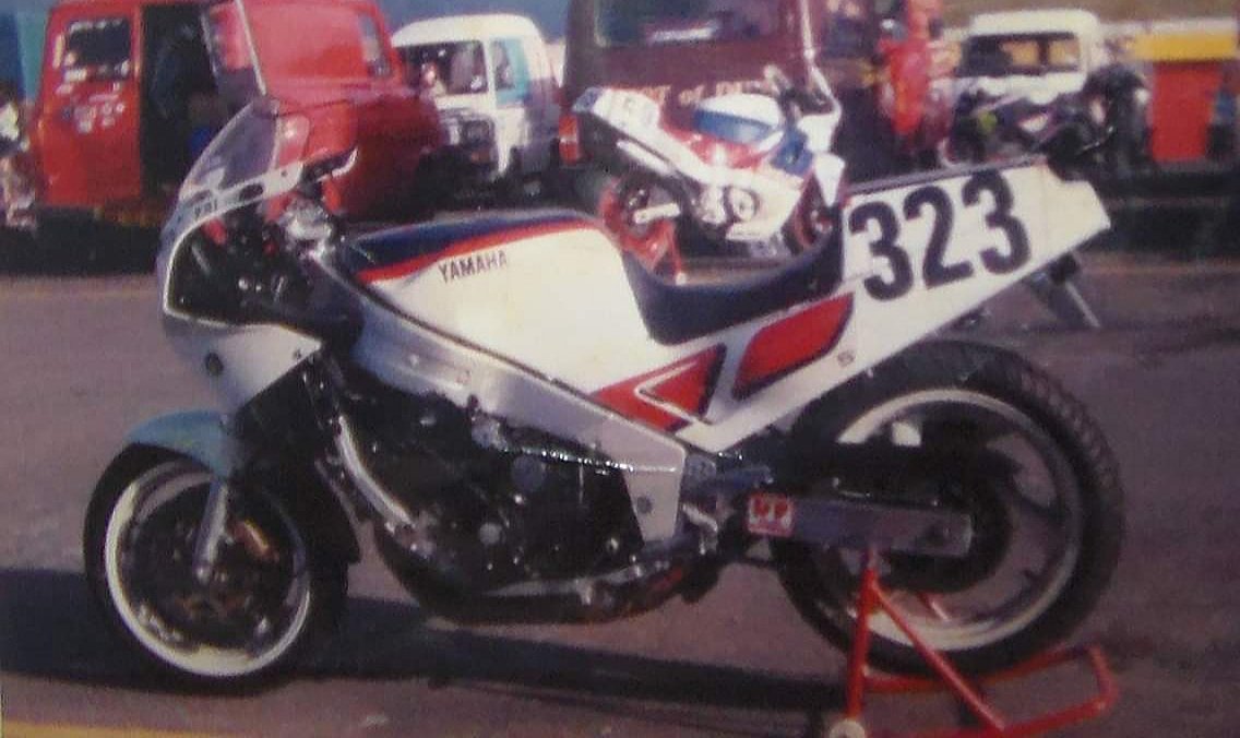 Dad's YAMAHA FZR1000 that he raced in the 1987 Scottish superbike class. Back in the days when there was no shoulder, elbow, back or knee guards, just a leather race suit. And when you came off at over 100mph it bloody hurt. 😄