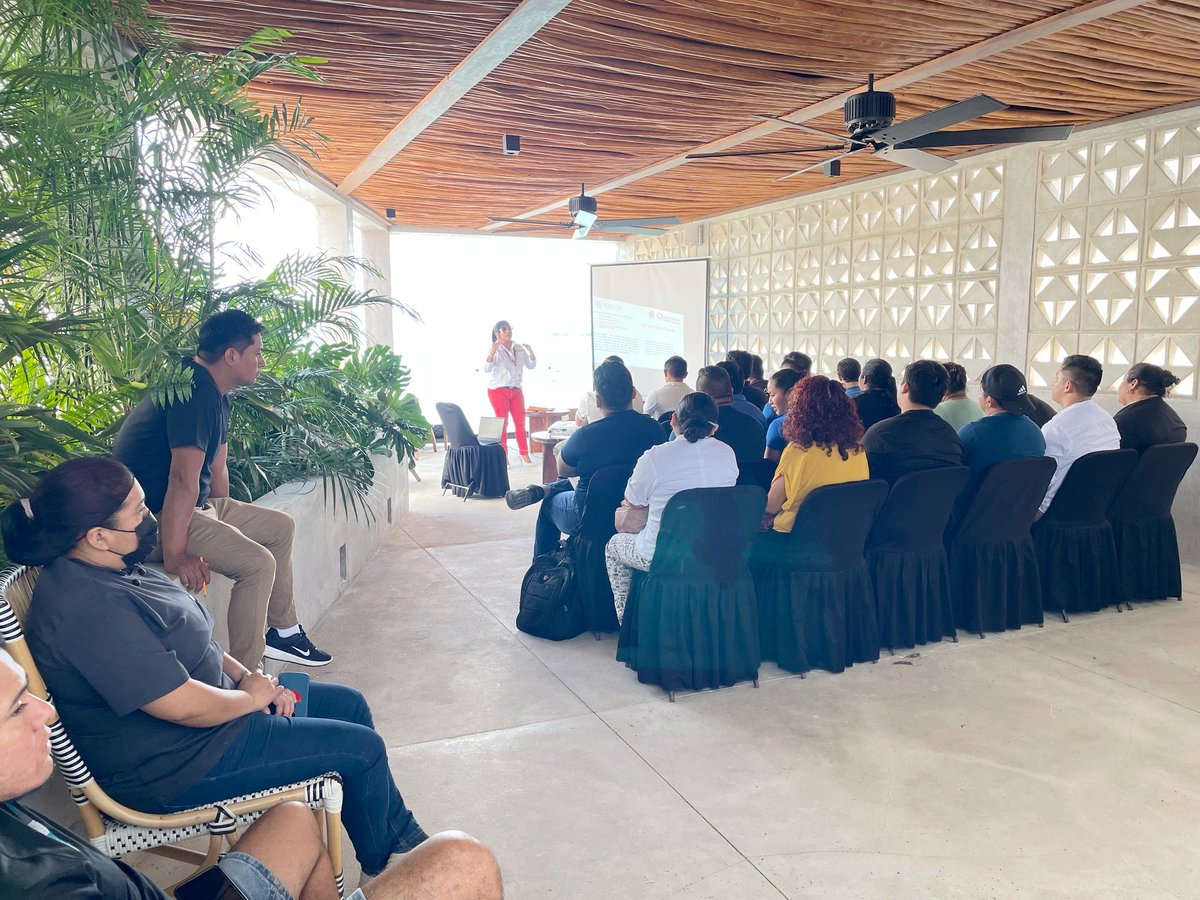 En el Hotel Amainah,  Bacalar, Cofepris ofreció a colaboradores de hoteles y restaurantes una plática para manejadores de alimentos gestionada por la  AHCYS, que preside Raúl Andrade Angulo. Se entregaron documentos  que certifican la capacitación de los asistentes.