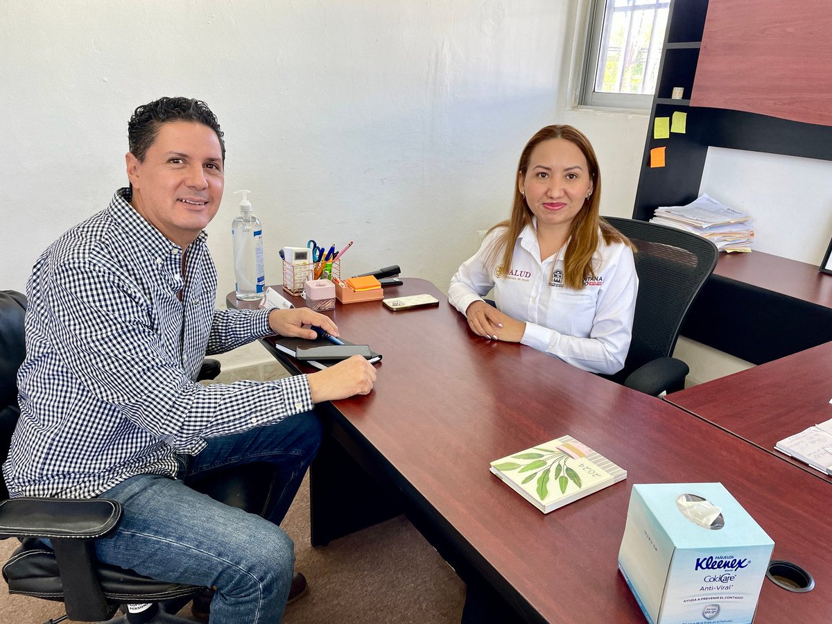 Raúl Andrade Angulo,  pdte de la AHCYS y Fedra Quintero, Coordinaron en el hotel Blue Palm Bacalar una reunión para informar hoteles y restaurantes serán supervisados en materia de  manejo de alimentos, por lo cual deben de contar con una serie de  documentos.