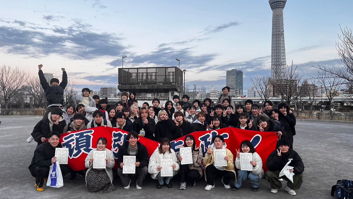 hoseibad72's tweet photo. 先日行われた72杯ミックス部の様子です！
多くの人が仮装をしながらバドミントンをしてすごく盛り上がった1日になりました🔥
ペアもランダムなので初心者から経験者まで全員が楽しめる大会でした😁

 #法政大学  #法政大学バドミントン https://t.co/6TjE7V4jW3