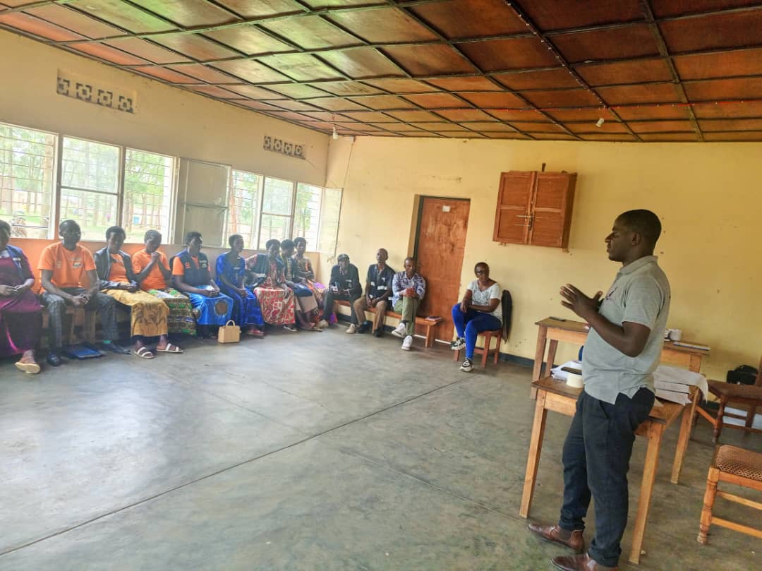 KatabagemuS's tweet photo. #KatabagemuS, Kubufatanye n'umufatanyabikorwa @RWAMREC,habaye amahugurwa y'Inshuti z'Umuryango zihagarariye abandi bahuguwe  ku Ihungabana, n'Ibimenyetso by'Ihungabana nuko wafasha uwahuye n'Ihungabana. https://t.co/vNGms6BvVr