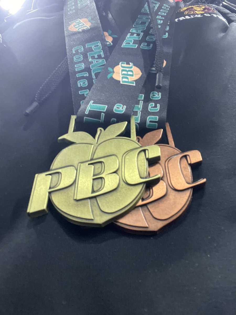 Theonly_T3's tweet photo. Experience is a hard teacher it gives the test first, &amp; the lesson later. I left it all on the track for my 1st indoor season! I walked away as a 4x400 meter champion, &amp; I’m working to be crowned individually. #AGTG #peachbelt #conferencechamp #freshmanszn #Undeniable #Grinding https://t.co/8pwofnE6B2