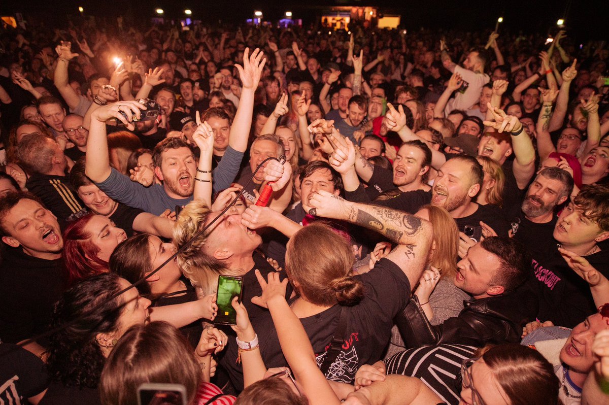 SeanSmithSucks's tweet photo. Like a mosher renaissance painting.

Hang it in the Louvre. 🤘🏻

📸 - @Matthiggsphoto https://t.co/wTaZJmTftR