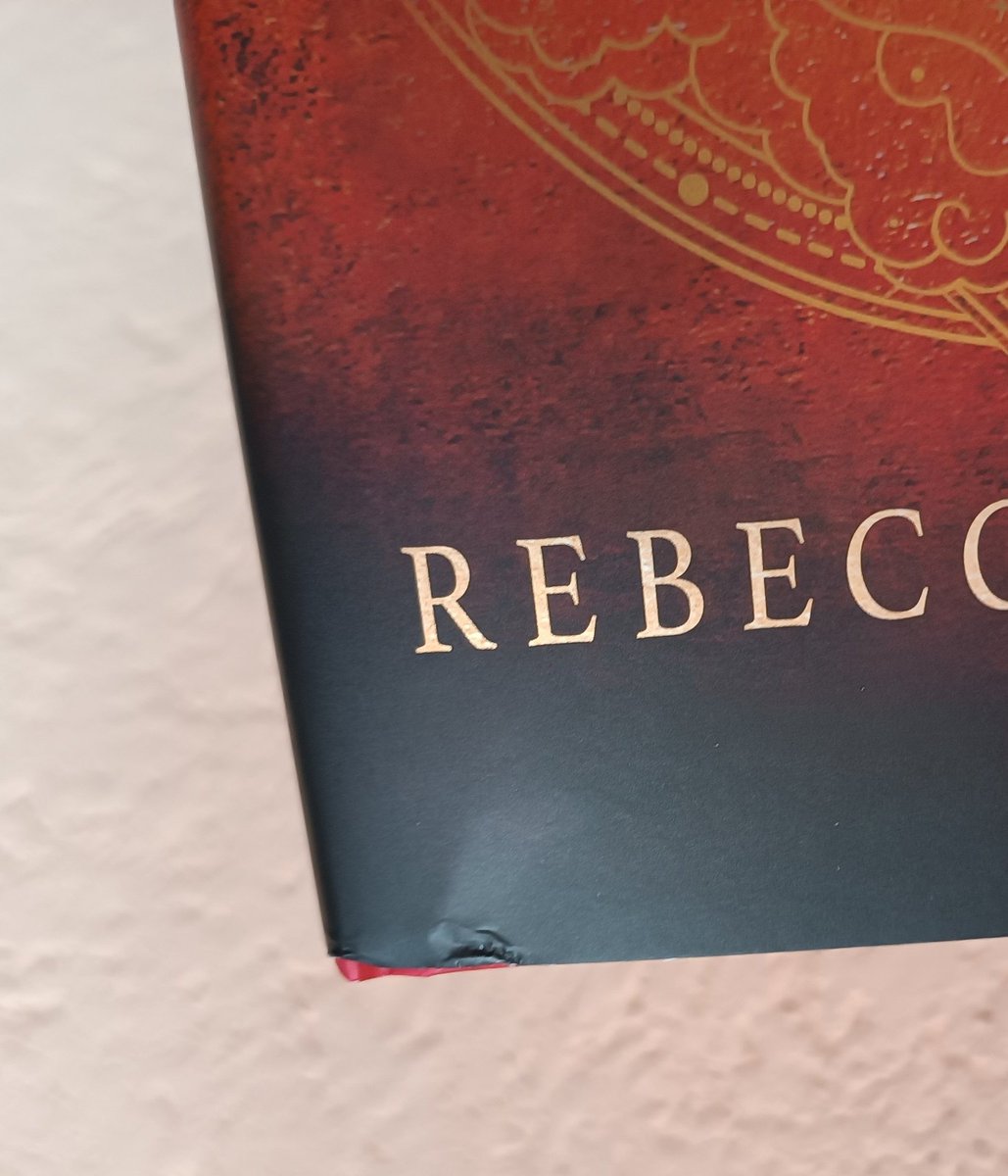 Que bonito recibir tu edición especial de Alas de Hierro y que esté en estas condiciones... 😅 Un dragón mal pintado y una esquina destrozada. Gracias <a href="/casadellibro/">Casa del Libro</a>