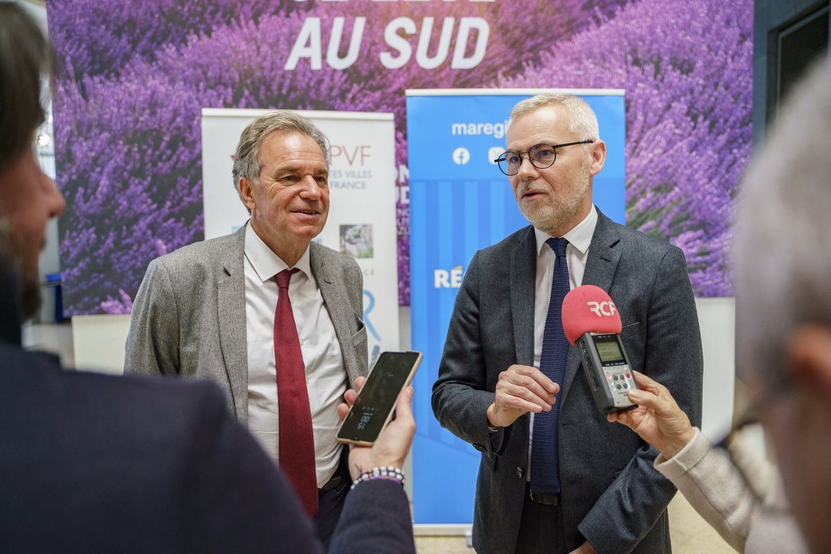 Plus de 100 participants étaient présents vendredi dernier à notre Rencontre 'Transports en commun et mobilités durables : comment mieux relier les @PetitesVilles ?' organisée à Marseille avec @MaRegionSud 🚌 Retour sur cet évènement avec @RenaudMuselier et @Chris_Bouillon 1/3 👇