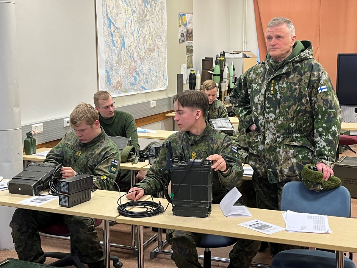 Puolustusvoimain komentaja tarkasti Maasotakoulua Lappeenrannassa. Tarkastuksen kohteena oli mm. 108.kadettikurssin kranaatinheitinopintosuunnan tulikomennon viestitysharjoitus. #maask #maavoimat #puolustusvoimat