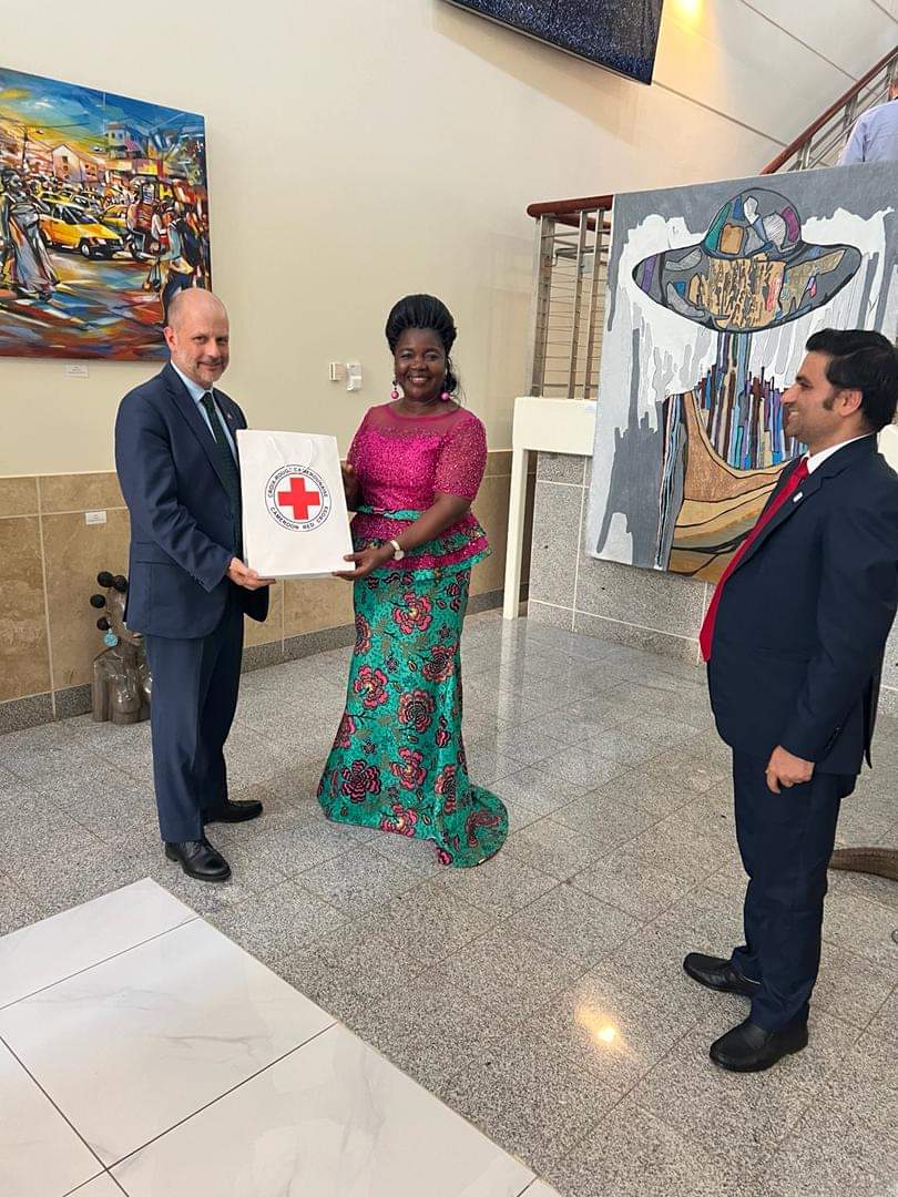 S.E. Christopher J. LAMORA Ambassadeur des Etats Unis au Cameroun reçoit la Présidente Nationale de la Croix-Rouge Camerounaise et le Chef de Délégation du Cluster Afrique Centrale de l'IFRC. Ils ont parlé du soutien des USA dans la réponse humanitaire de la CRC au Cameroun.