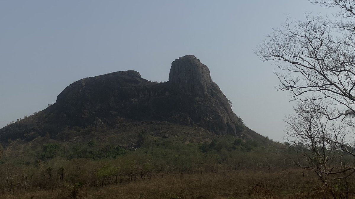 In Bombali district, with the mountain that looks like a camel .
#sierraleone #salonemessenger #exploresierraleone #tourismforall