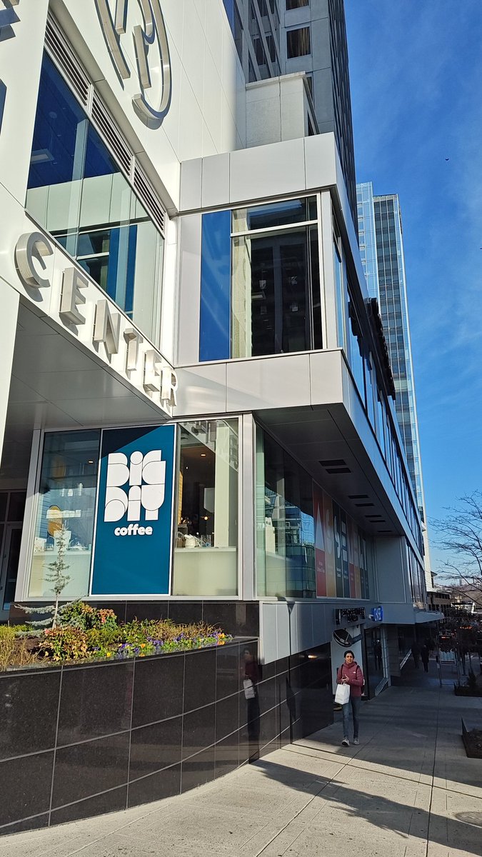 "We don't have whole milk. All we can offer you is oatmilk, soy milk, or almond milk."
Toto, I have a feeling we're not in Argentina anymore. So much for my morning café con leche.