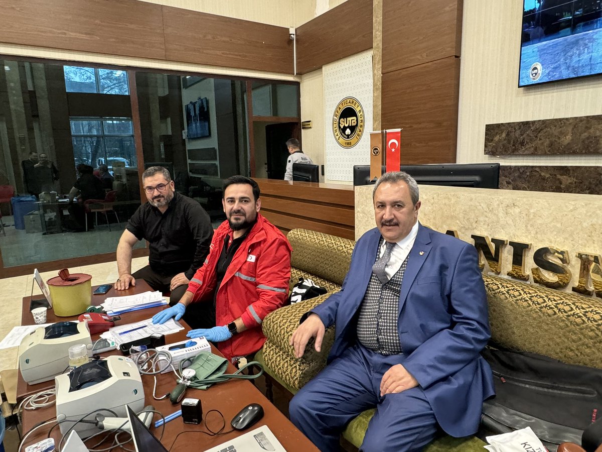 Sanliurfatb's tweet photo. Borsamız merkez binasında Kızılay için kan bağışı kampanyası düzenlenmiştir. Katılım sağlayan personelimiz ve vatandaşlarımıza teşekkür ederiz. 

@kizilayurfa https://t.co/j9TTsFxXBI