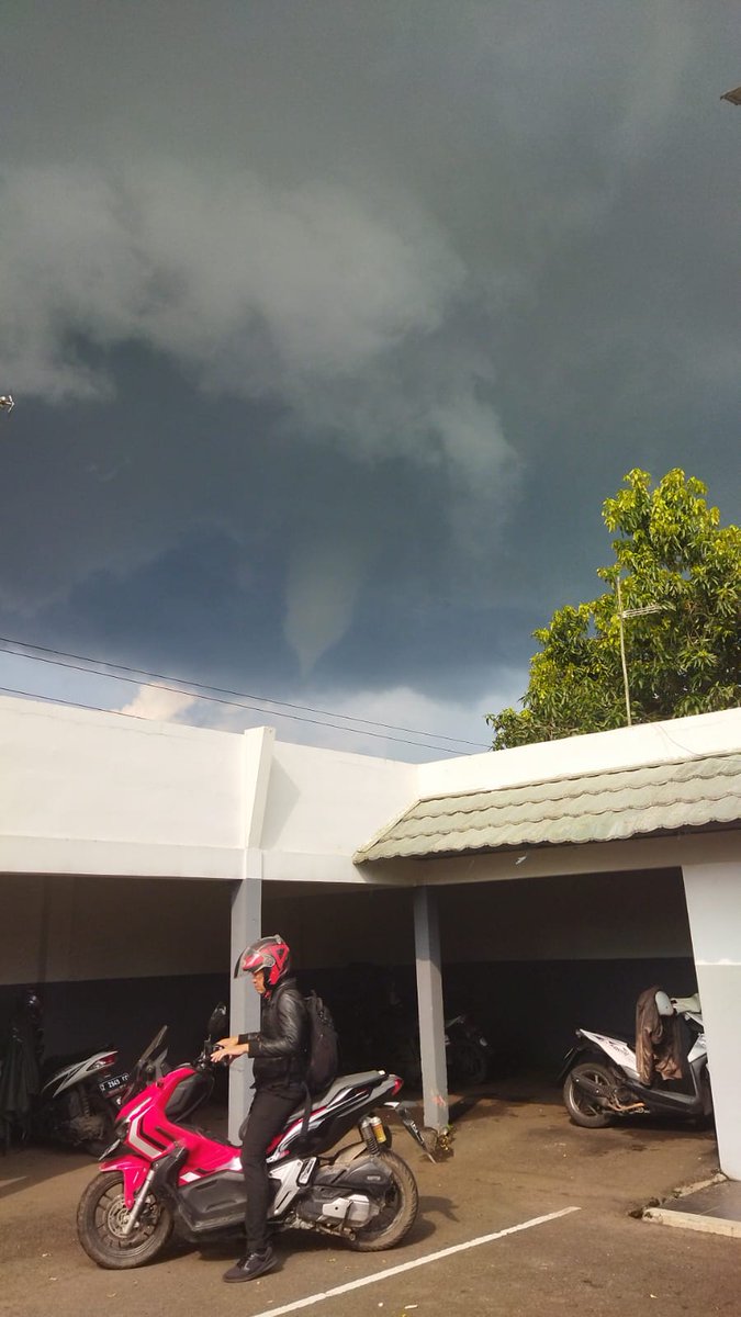 Kami tim periset dari BRIN secepatnya akan melakukan rekonstruksi dan investigasi tornado Rancaekek pada hari ini (21/2). Kronologi foto-foto dan video dari masyarakat dan media sangat membantu periset dalam mendokumentasikan extreme event yg tercatat sebagai tornado pertama ini.