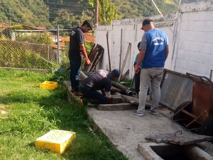 MalarioMerida18's tweet photo. Salud ambiental da respuesta a denuncias de urbanismos en el municipio Santos Marquina.

En trabajo conjuntó con  aguas de Mérida y gracias al sistema del 1x10 del buen gobierno, fueron atendidas con achique de pozos sépticos las comunidades de Santos Marquina https://t.co/3pRWleadV1