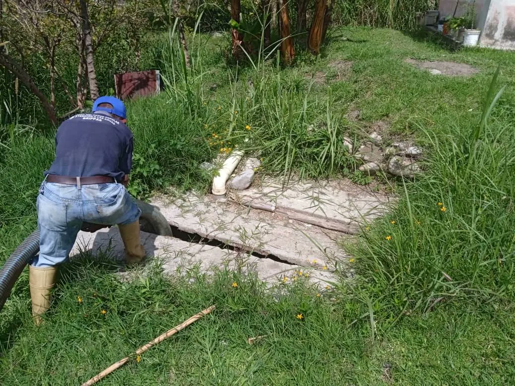 MalarioMerida18's tweet photo. Salud ambiental da respuesta a denuncias de urbanismos en el municipio Santos Marquina.

En trabajo conjuntó con  aguas de Mérida y gracias al sistema del 1x10 del buen gobierno, fueron atendidas con achique de pozos sépticos las comunidades de Santos Marquina https://t.co/3pRWleadV1