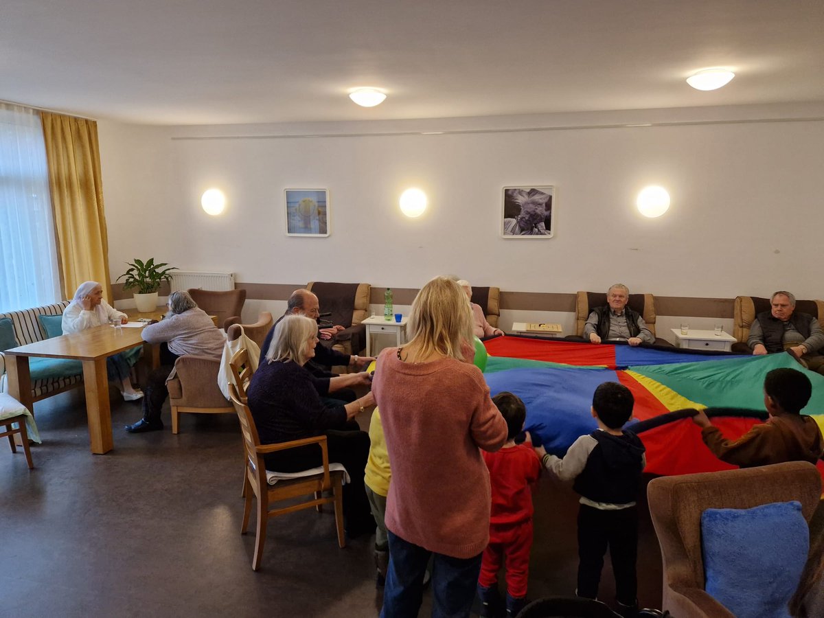 Multi_Kulti_'s tweet photo. Kleiner Besuch, große Freude. Gute Laune in unserer Tagespflege bei Jung und Alt 🧒👦👴👵 https://t.co/xey6x0Bf39