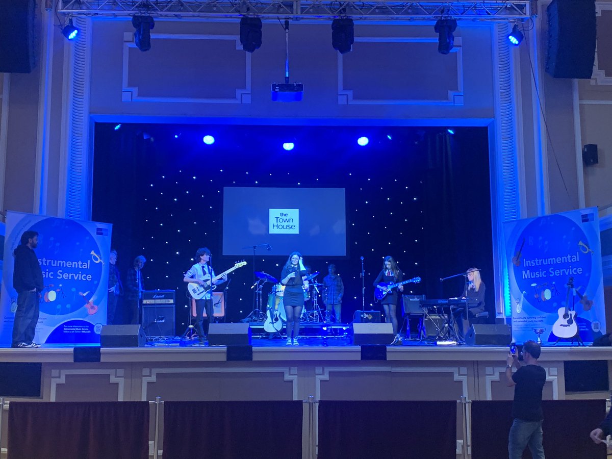 LHSExpressArts's tweet image. Ilinx ready and raring to go after that rehearsal for @MusicSlc Battle of the Bands tonight! Go team Gow! 🎤🎹 🥁🎸