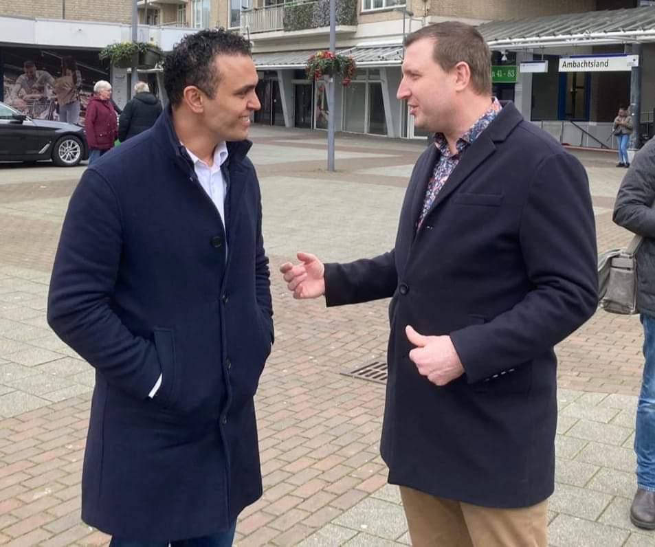 Vandaag was wethouder Faouzi Achbar in Zevenkamp om de Chinees Nieuwjaarsviering op het winkelcentrum af te trappen. 

Altijd goed om betrokken leden van het stadsbestuur op bezoek te hebben!