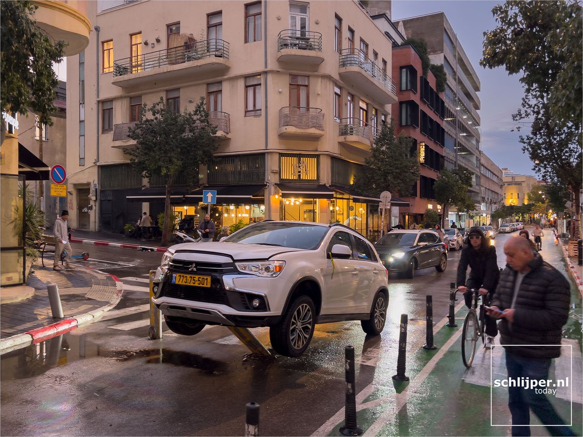 schlijperisrael's tweet image. Mind you, the bollard is *after* the zebra crossing. It could have been a person instead of a bollard.

Where: Tel Aviv, Nahalat Binyamin
When: 18 02 2024 17:41
What: #litwindows @worldbollard #bollard