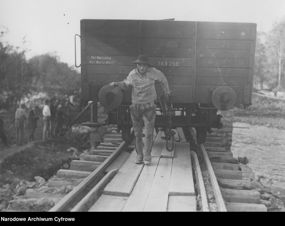 radpal5's tweet photo. Kiedy lokomotywa się zepsuje😆
Poronin 1934 https://t.co/9G05de7EeF