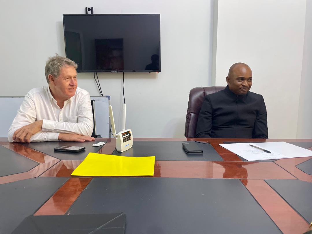 ReverendHuguesk's tweet photo. 🇨🇩🇨🇩🇿🇦🇿🇦Le Révérend Hugues kamunga dans une séance de travail avec le Conseiller special du chef de l'état Son Excellence Jacques Kambala et le chairman de advance medical centre et lancet laboratoire de l'afrique du sud. https://t.co/ssQktj73KC