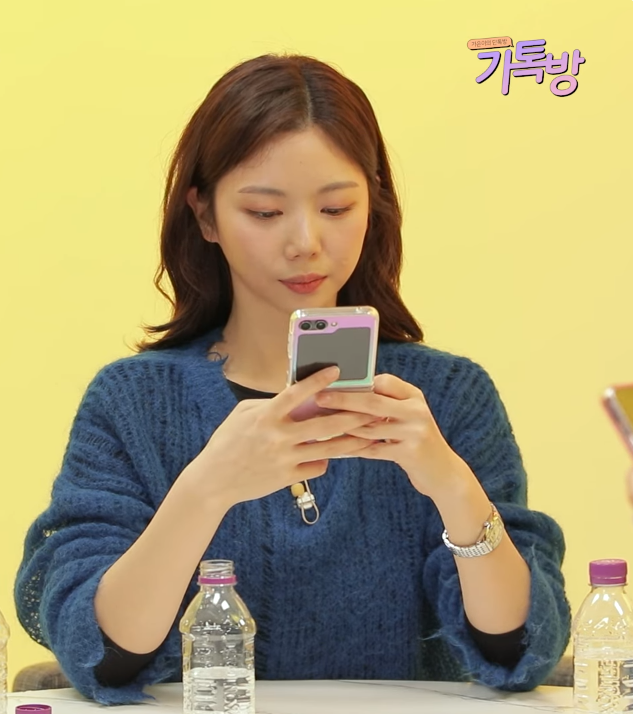 kchartsmaster's tweet photo. LEE KAEUN talks about her final Produce48 ranking on KakaoTalk Room:

— "I appeared on Produce 48. I placed at #14 in the final (But turns out I was actually 5th)."

— "But now that I'm talking about it, I didn't feel good learning about it. 

— "It was something I wanted to forget, but I suddenly felt like I was being labeled as a victim by the world.
I was doing well, but everyone I saw felt pity for me, so I think it was a little difficult for me."

— "But my mom said that she was happy her daughter actually made it!"