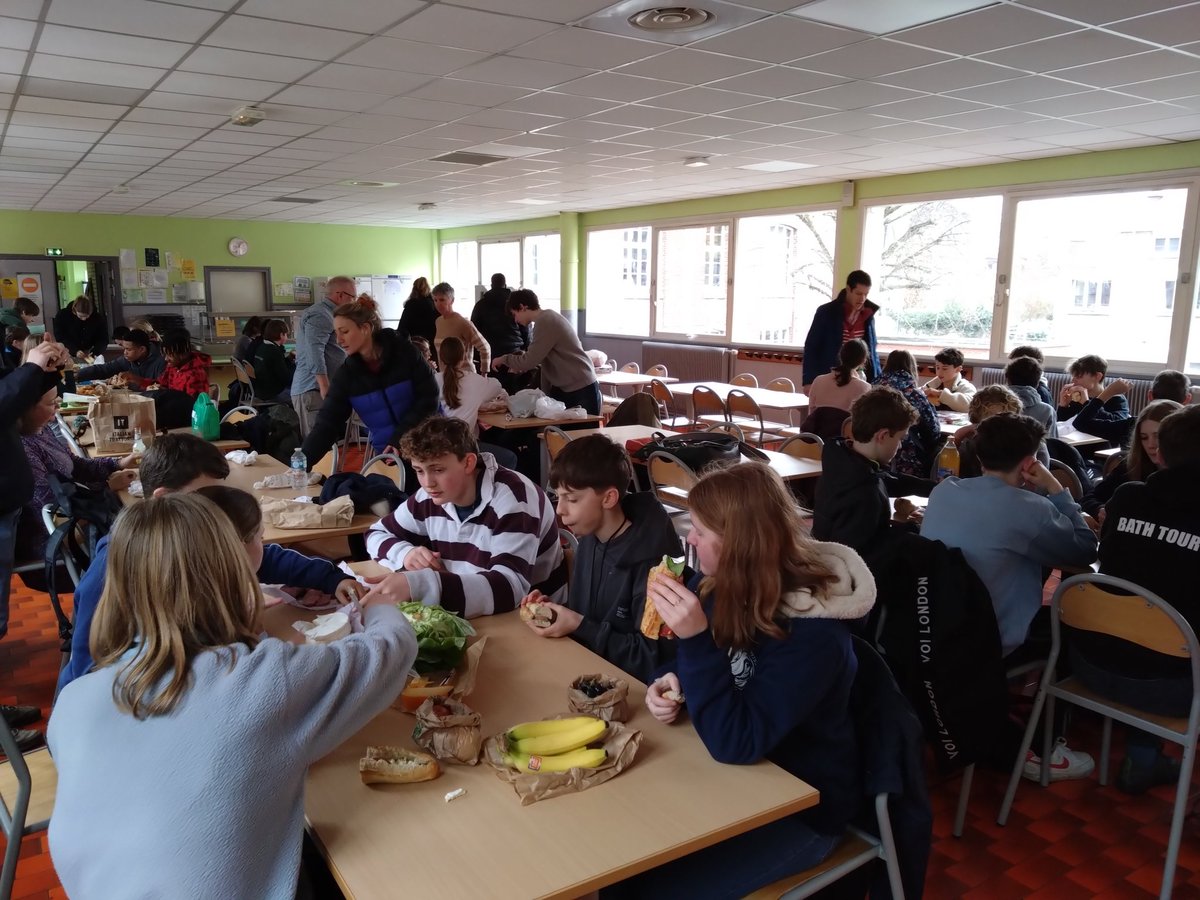 KinghamThe's tweet photo. Un grand merci à la @VilleArras qui nous a permis de déjeuner dans la cantine de l'École Anatole France ce midi. Votre gentillesse rend notre visite au marché beaucoup plus conviviale et amusante. À l'année prochaine ! @NSTHistory @NSTLanguages @kinghamhillsch https://t.co/Wya9Wsqg7Q