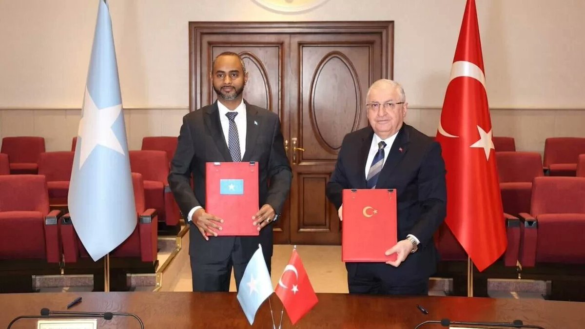 Yine son derece stratejik bir hamle... Somali kabinesi, Türkiye ile savunma iş birliği alanında imzalanan anlaşmayı onayladı. Somali Cumhurbaşkanı Hasan Şeyh Mahmud: ➖ 'Türkiye 10 yıl boyunca denizlerimizi koruyacak. 10 yıllık işbirliğinden sonra biz de denizlerimizi…