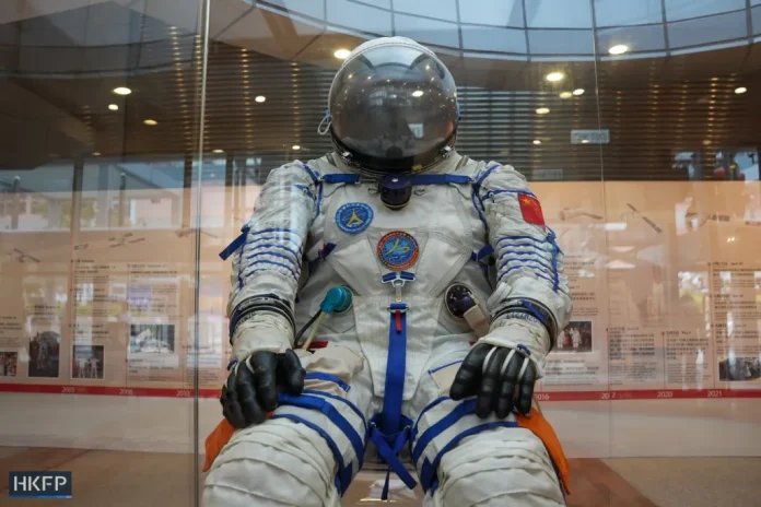 spacewatchafric's tweet photo. Chinese delegation of 17 astronauts and space engineering experts woes students and scientists in Hong Kong https://t.co/GoLLF4Ctgk https://t.co/niQFm4YfBH