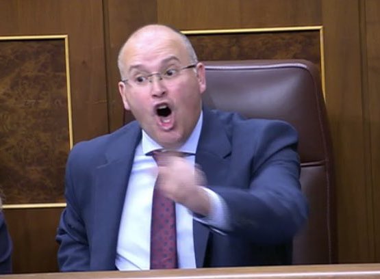 Yo no sé si su jefe, Juan Juncal, ex alcalde de Ferrol por el PP y ex senador hasta la pasada legislatura, le contó alguna vez cómo hizo de intermediario en la venta de una empresa inactiva de otro cargo del PP al testaferro del narco Marcial Dorado para blanquear dinero