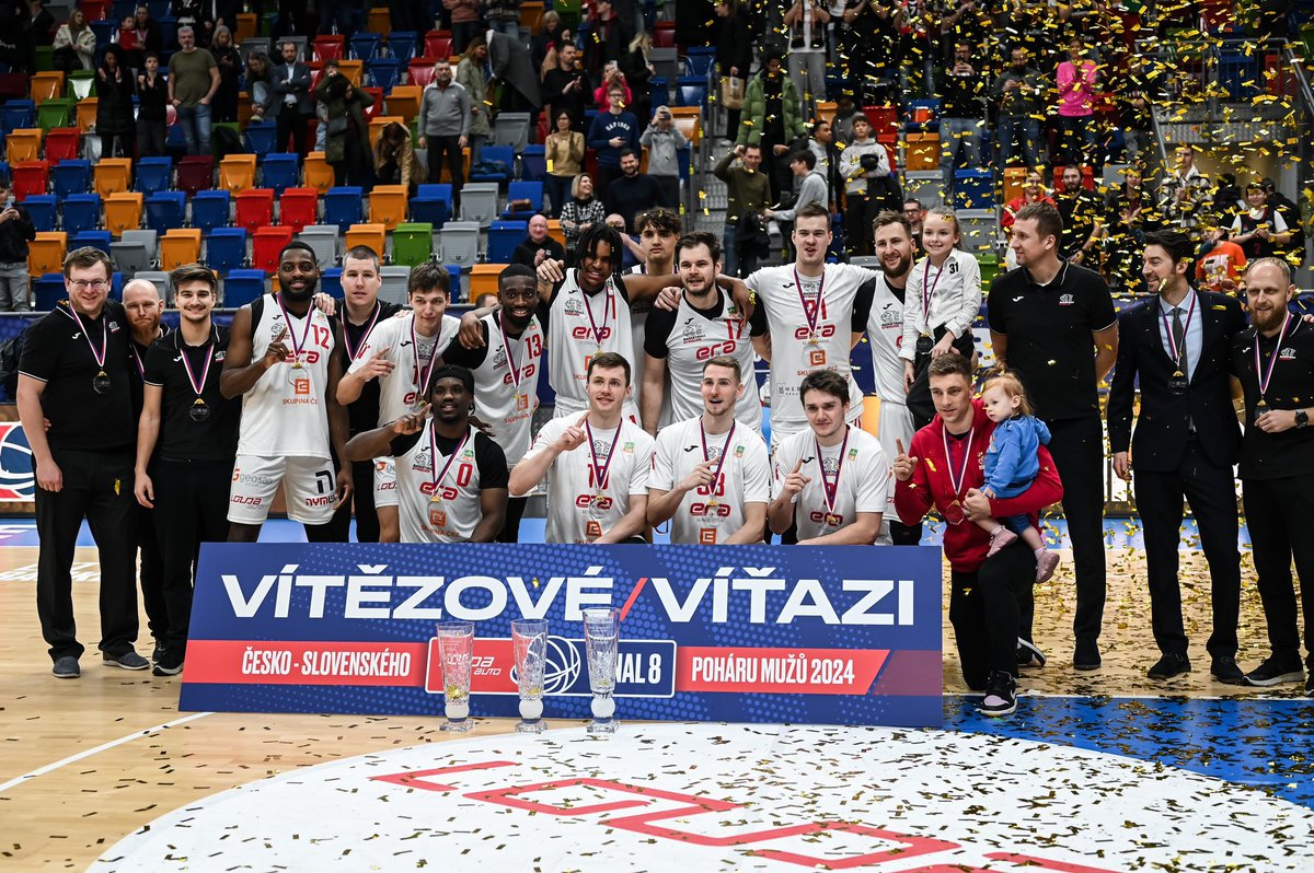Smathon123's tweet photo. How can I not smile when I’m surrounded by Czechs🏆 https://t.co/JjtCmllxmD