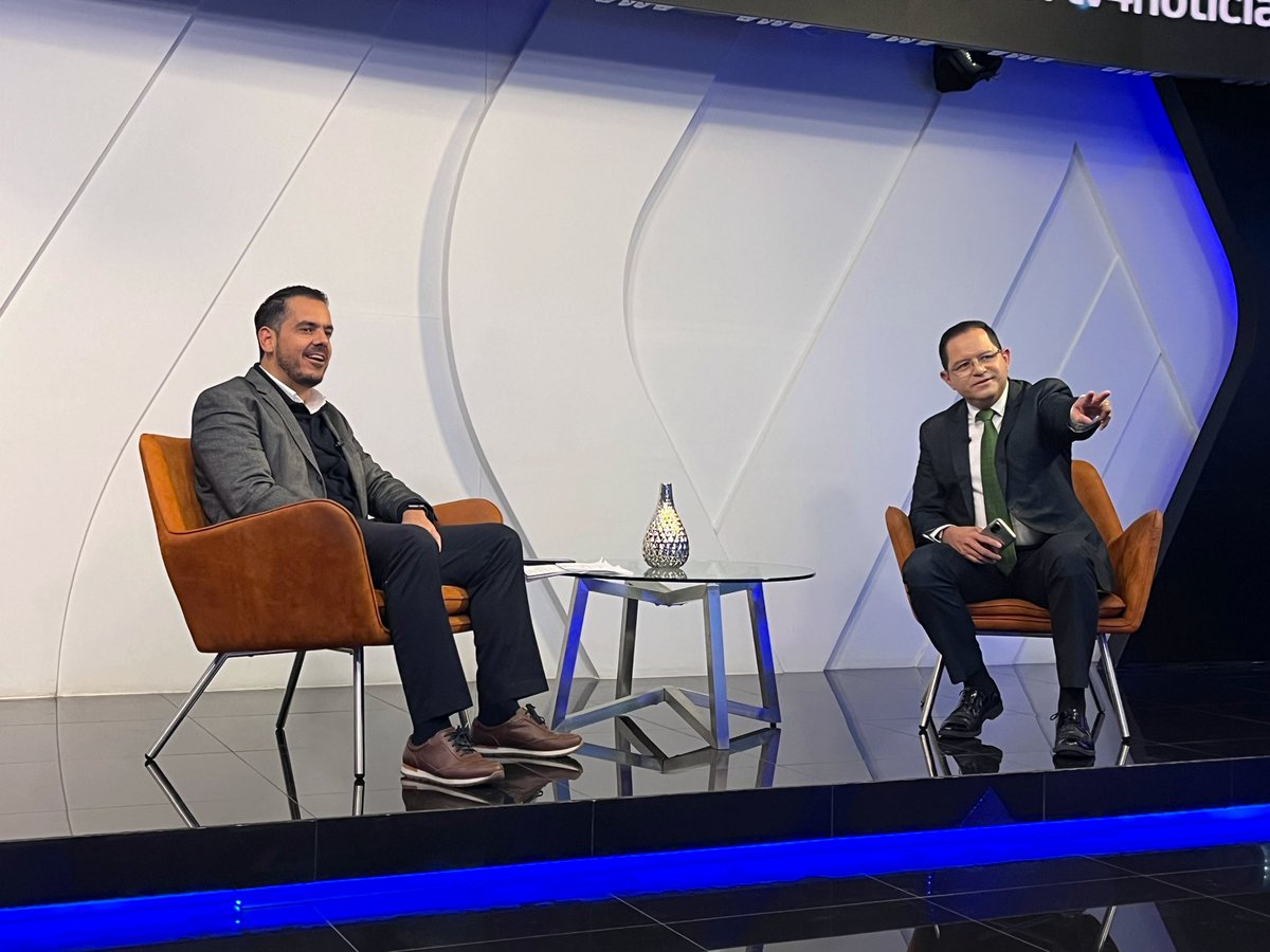 GusPintos27's tweet photo. 🎥 Hoy estamos en @TV4NotiOficial, con @marcos_llamas, platicando sobre #InfonavitEstésEnDondeEstés y nuestras brigadas de atención.

También dialogamos sobre la propuesta de reforma en materia de vivienda que recientemente presentó nuestro presidente, @lopezobrador_.🏡 https://t.co/TO1WARtTLd