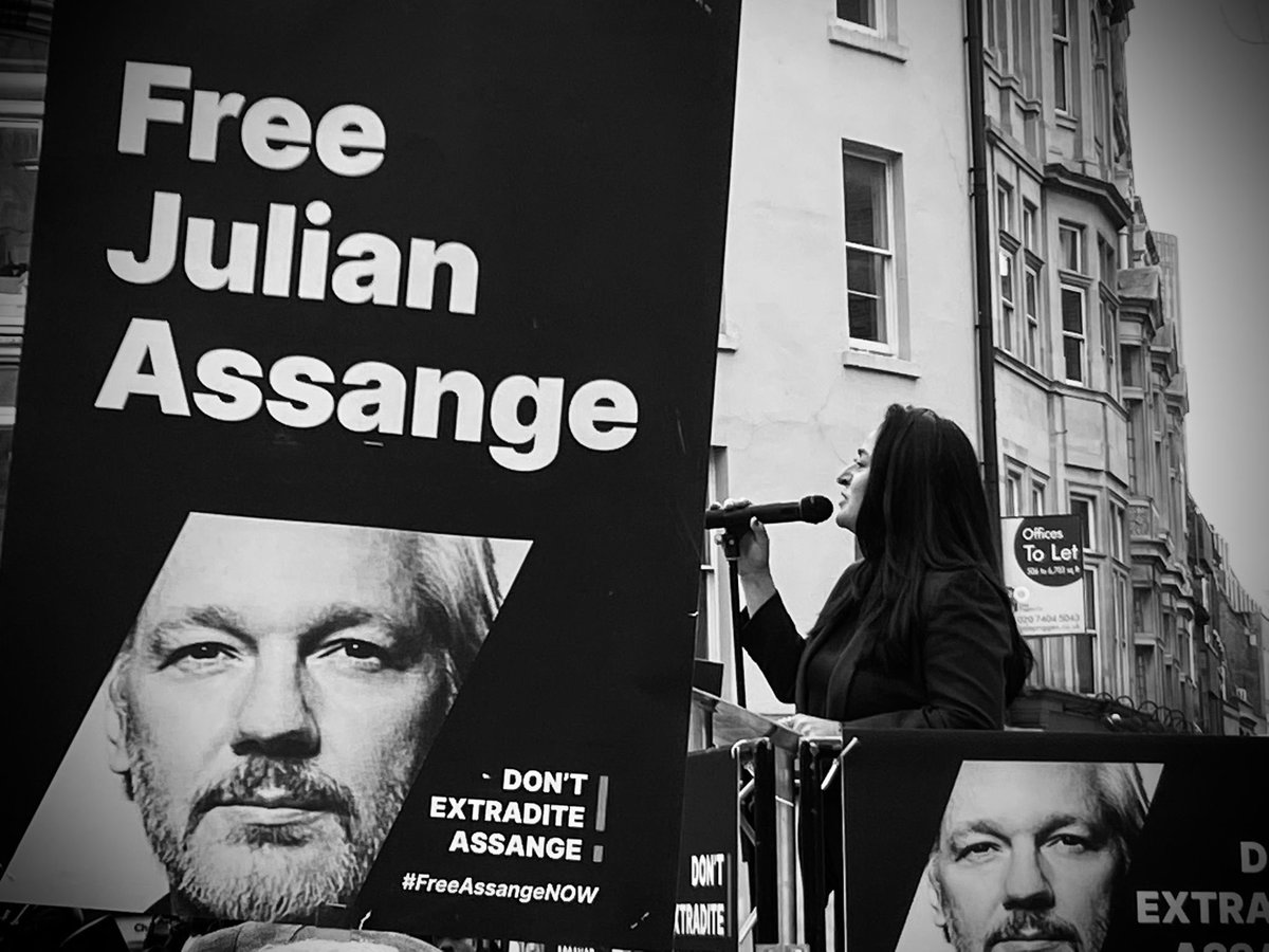 Zweiter Anhörungstag im Verfahren gegen Julian #Assange. Nicht diejenigen, die Kriegsverbrechen veröffentlichen gehören vor Gericht &amp;  ins Gefängnis, sondern diejenigen, die Kriegsverbrechen befehlen oder begehen! So meine Forderung auf der Kundgebung 👇 
#FreeAssangeNOW #DayX