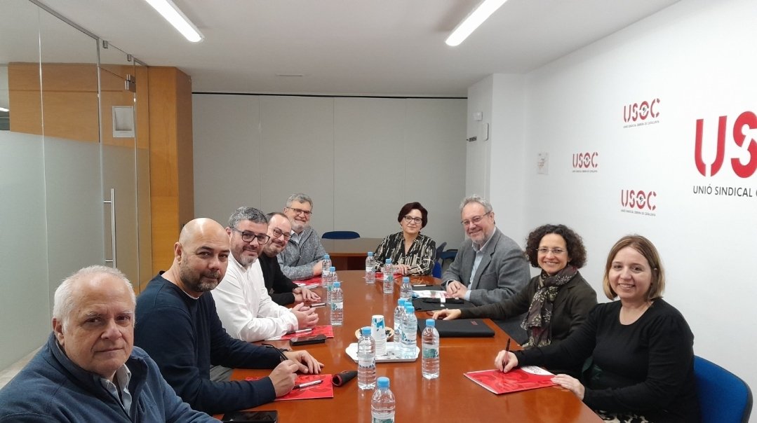 EnsenyamentUSOC's tweet photo. Reunió de l'executiva amb Meritxell Ruiz, Secretària General de la FECC i exconsellera d’Educació i Miquel Mateo, Secretari General Adjunt, a la seu de la USOC.
S’ha fet un repàs de la situació del Servei d’Educació de Catalunya i de com aquesta afecta als treballadors del sector https://t.co/Jkip7Sm6JW