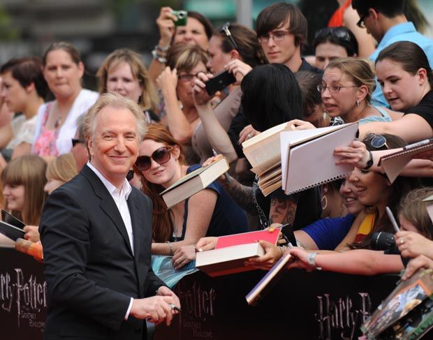 LugarCinema's tweet photo. Hoy cumpliría años Alan Rickman, se le echa mucho de menos, ha dejado un legado enorme, pero sobre todo ha sido un ejemplo como persona.

Vengo a contaros una serie de historias y anécdotas que confirman que Alan Rickman es una de las mejores personas que han existido en el cine. https://t.co/8yKrWrzNDC
