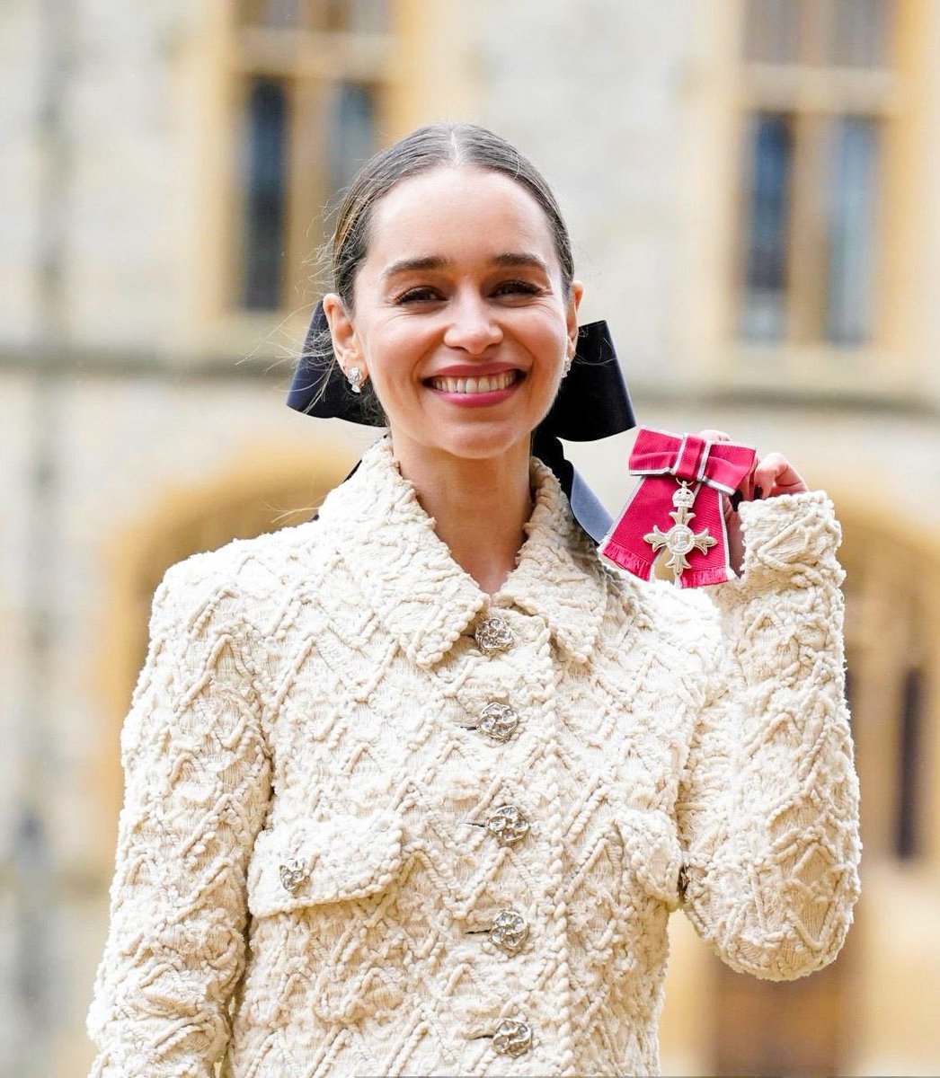 westerosies's tweet photo. Emilia Clarke and her mother, Mrs. Jennifer Clarke, were made Members of the Order of the British Empire by the Prince of Wales at Windsor Castle.

Together, they co-founded and established SameYou, a brain injury recovery charity, after Emilia survived two brain hemorrhages.🎖️ https://t.co/PuHaUo6ood