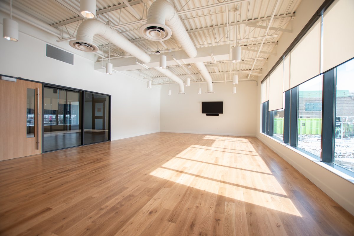 We are thrilled to announce the soft opening of our new athletic facilities. Attached to our current Fieldhouse and ice rink, this new addition reinforces our commitment to physical activity and will include the following spaces:

– Jack Aylott Squash Centre
– The newly renovated