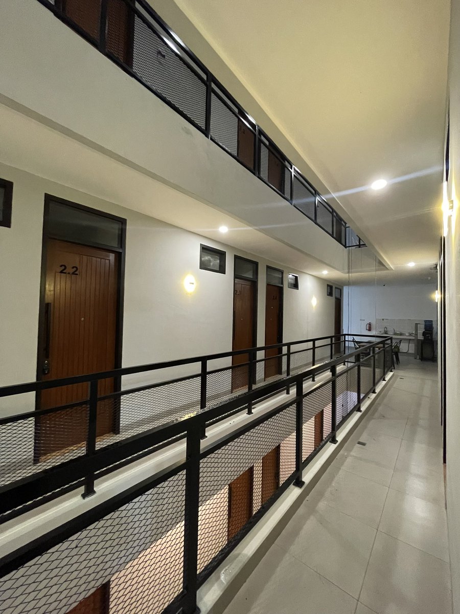 sgprsty's tweet photo. Nemu kost baru di daerah Cakung. Bener bener baru jadi. Bahkan ini penghuni pertama disini.

Such a gem sih. Karna kostnya memang proper, bahkan dibikin katrol atau semacem lift barang, jadi yang mau bawa barang keatas lebih gampang. Wow!! 

#infokost #kostjakarta https://t.co/DCirsGTsLz