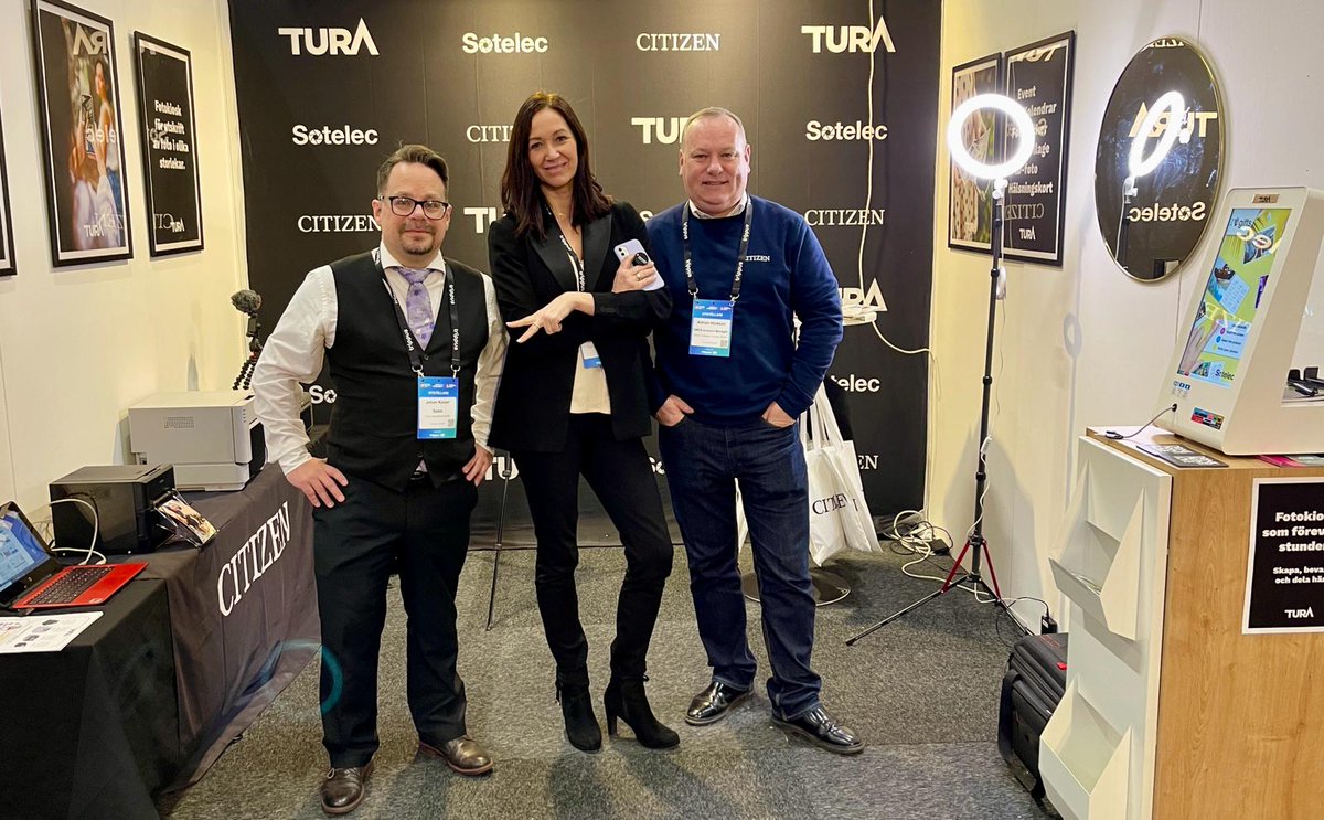 CitizenPhotoPr's tweet photo. Take a look at our #Scandinavian reseller Tura's stand at the Moten &amp; Events showcase in #Stockholm—powerful #Citizen #Photo solutions on display, along with the incredible #kiosk solutions from #Sotelec.

Find more: https://t.co/5ctkCTcfGQ

#PrintMorePhotos #DyeSub #Printing https://t.co/vcZU2n6Lak