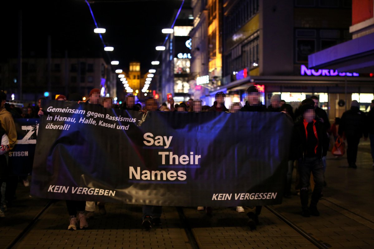 Gedenken in Kassel an die Opfer des rassistischen Anschlags in Hanau: 

Gökhan Gültekin, Sedat Gürbüz, Said Nesar Hashemi, Mercedes Kierpacz,  Hamza Kurtović, Vili Viorel Păun, Fatih Saraçoğlu, Ferhat Unvar und  Kaloyan Velkov

flic.kr/s/aHBqjBeTx9

#hanauistueberall