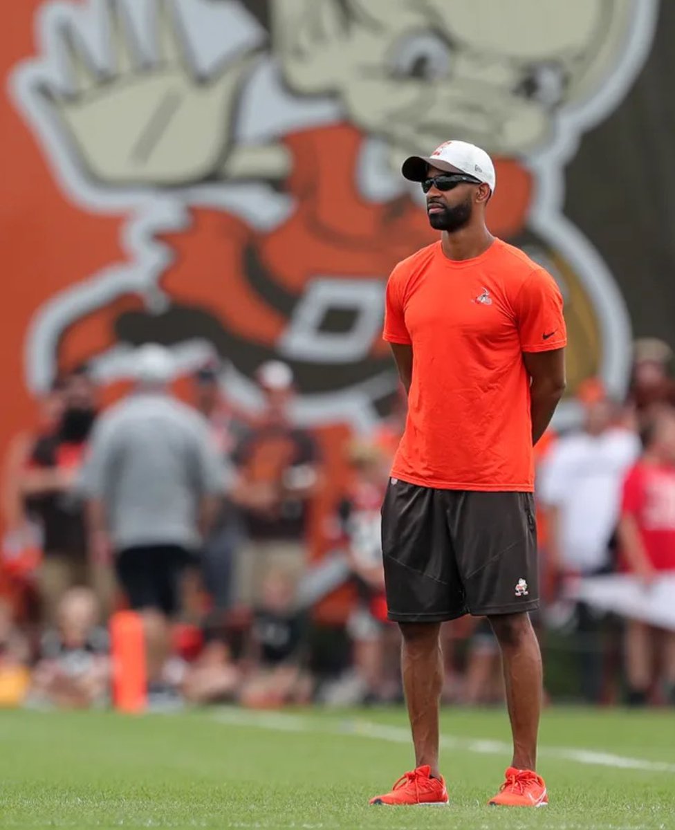 TheBrownieElf1's tweet photo. Good Morning My Cleveland Browns Family!! Andrew Berry has a choice to make about Nick Chubb and he has to be careful. This isn’t Jarvis Landry or some other guy folks kinda care about. This is future hall of famer Nicholas Jamaal Chubb and this city loves him!!
#DawgPound 
#NFL https://t.co/ynWgrfTYHc