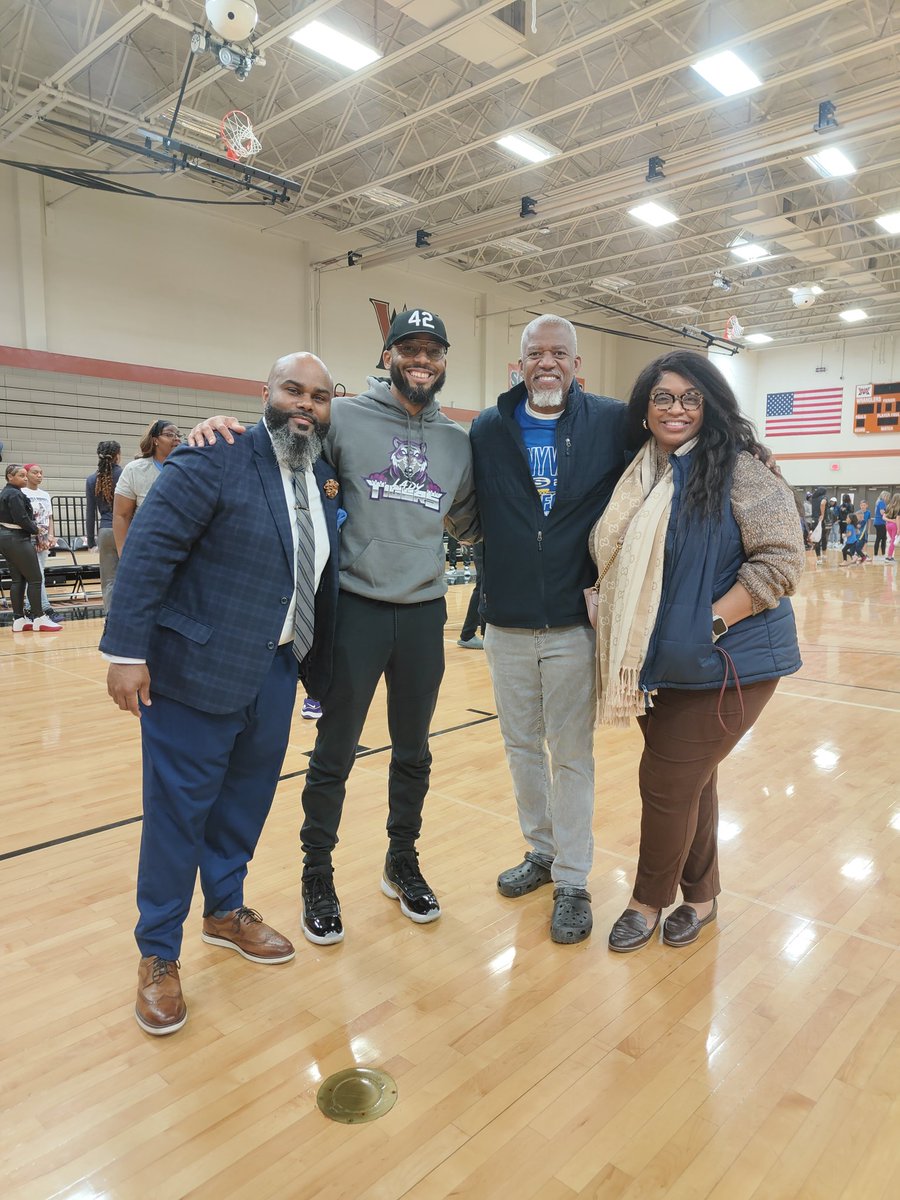 A great victory for our @gbbladytigers! An amazing atmosphere and great turnout from Tiger Nation. Shout out to @TrusteeHenry for coming out to support. On to the regional playoffs. @dallasschools @dallasathletics @NicciTheLyon @russelllonnie3 @LincolnMadison7 @LegendaryLHS