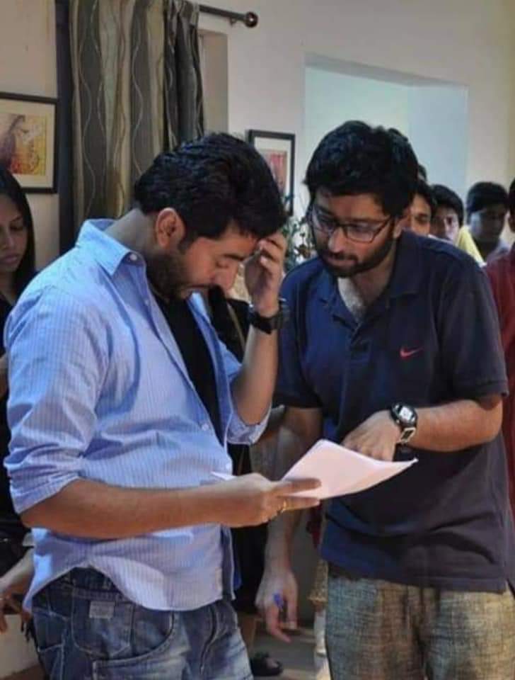 abhimanyumuk's tweet photo. যখন ক্যামেরাতে ছবি উঠতো খারাপ, তখন থেকে আলাপ।তখন থেকে কাজ শেখা,তখন থেকে আড্ডা মারা,তখন থেকেই পরীক্ষাতে পরেরপর গাড্ডা মারা!!হাত ধরে টেনে তুলে আবার করে গাঁট্টা মা��া!!
ড্রোন উড়িয়ে দ্রোনাচার্যের জন্মদিনের সেলাম,
"হে আমার গুরুদক্ষিনা,গুরুকে জানাই প্রণাম!!"
শুভ জন্মদিন @iamrajchoco https://t.co/9i7f8sNQys