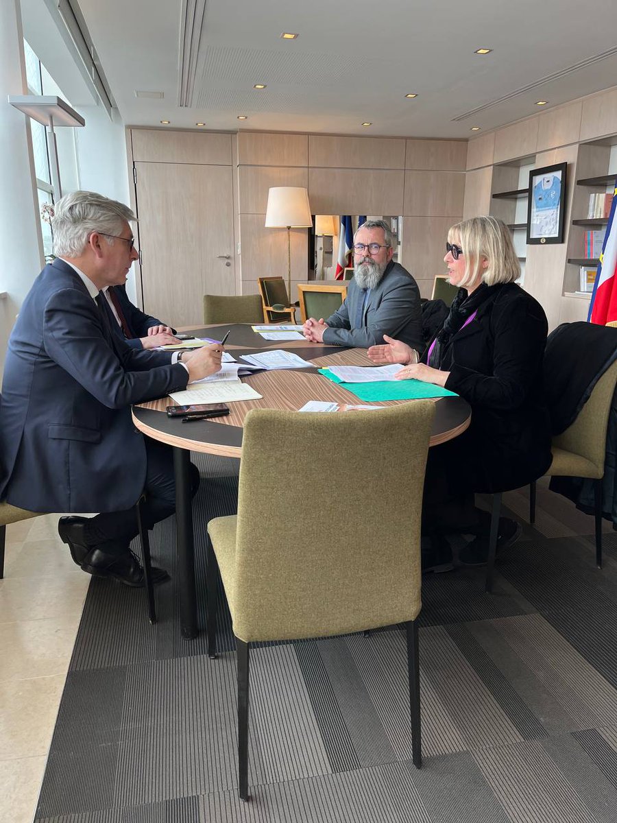 fredvalletoux's tweet photo. #Infirmiers | J'ai poursuivi mes consultations avec les représentants de la profession infirmière avec le @sniil1 &
@ConvergenceInf.
J’entends les inquiétudes de la profession et vois chaque jour leur engagement : j’apporterai des réponses concrètes sur la pénibilité du métier. https://t.co/blckPkOVhp