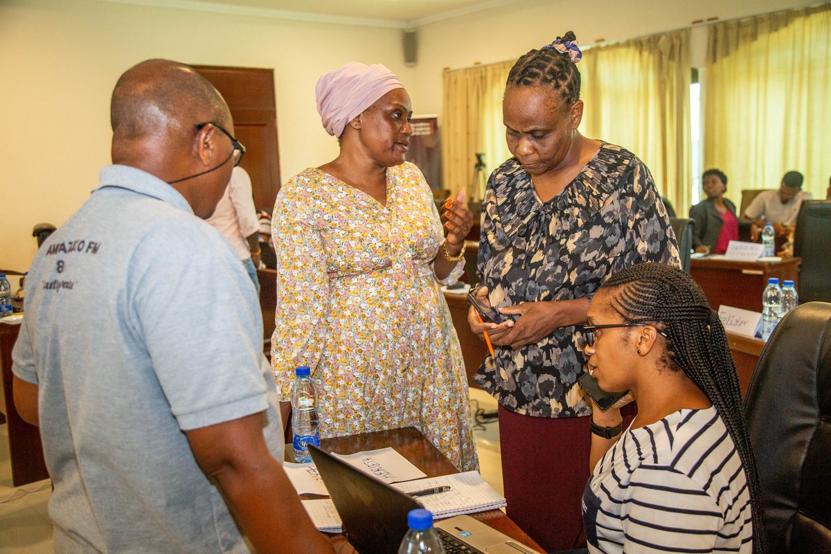 ifakarahealth's tweet photo. 📚DAY 2:
Tanzania journalists trained in science communication

Today, @ifakarahealth and @DNDi through the #Helminth Elimination Platform (HELP), met for day 2 of the Science and Journalism workshop in Bagamoyo. 🧑🏽‍🔬📰

13 journalists from diverse media outlets in 🇹🇿 actively participated in a day filled with learning how to craft newsworthy stories from scientific research!

Experts from @DNDi and @swiss_tph emphasized the importance of raising awareness about NTDs to combat them, highlighting the crucial role that media plays in this effort. 🔬👩🏽‍🏫

>> https://t.co/DjLkeYIqDB
>> #IFAKARAevents #IFAKARAhealth