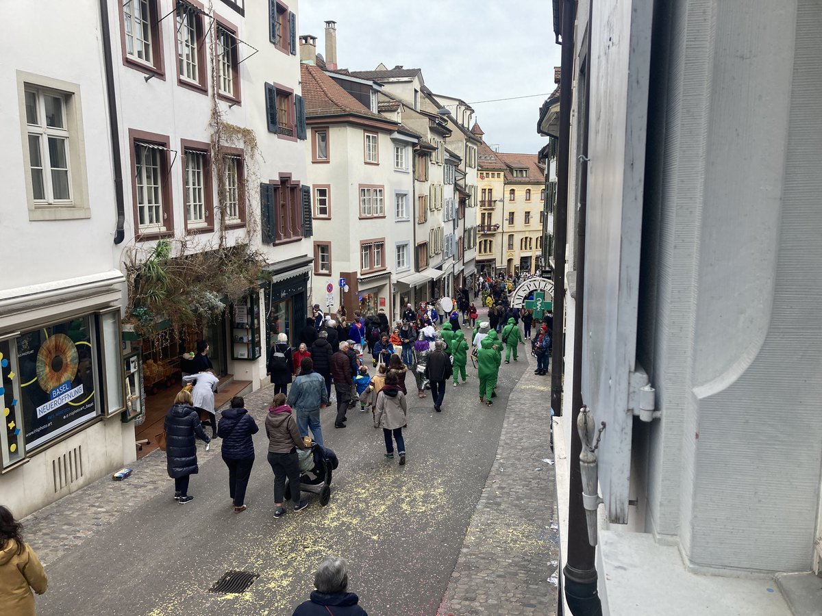 DropNetAG's tweet photo. Vor dem Haus der DropNet AG ist was los. https://t.co/XOY36LBr95
