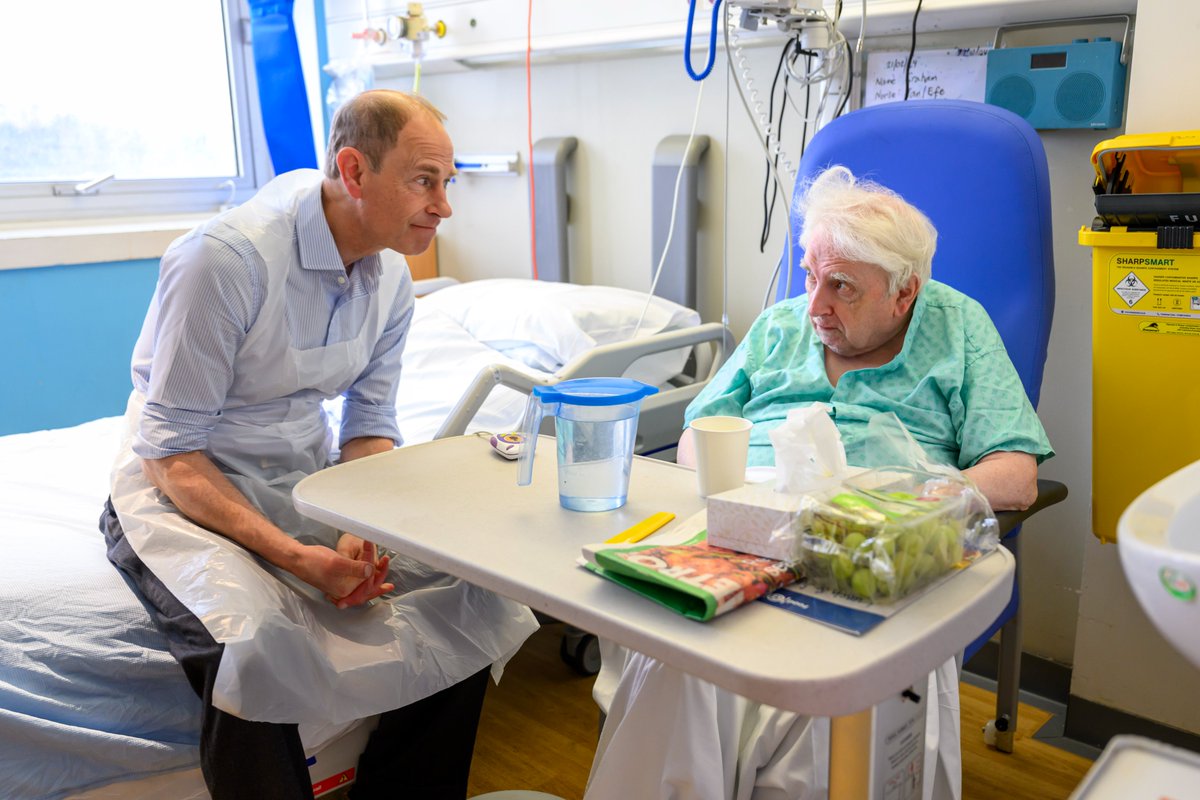 The Duke of Edinburgh serves lunch in a dementia and delirium ward at Kings College Hospital London.The Duke was visiting to meet young people volunteering as part of their Duke of Edinburgh award #Royal #DukeofEdinburgh